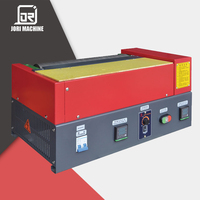Machine à laminer à colle thermofusible pour la fabrication de pièges à rats