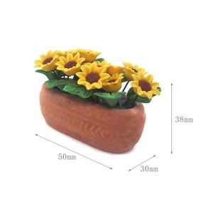 Modèle de <span class=keywords><strong>tournesol</strong></span> réaliste <span class=keywords><strong>en</strong></span> argile miniature pour maison de poupée 1/12 dans un <span class=keywords><strong>pot</strong></span> <span class=keywords><strong>en</strong></span> terre cuite rouge - Product Image 3