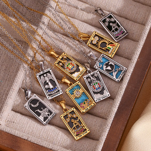Collar con Colgante <span class=keywords><strong>de</strong></span> Acero Inoxidable Hipoalergénico con Circonitas y Baño <span class=keywords><strong>de</strong></span> Oro <span class=keywords><strong>de</strong></span> 18K, Collar con Diseño <span class=keywords><strong>de</strong></span> Carta <span class=keywords><strong>del</strong></span> Tarot, Estilo Vintage Original - Product Image 2