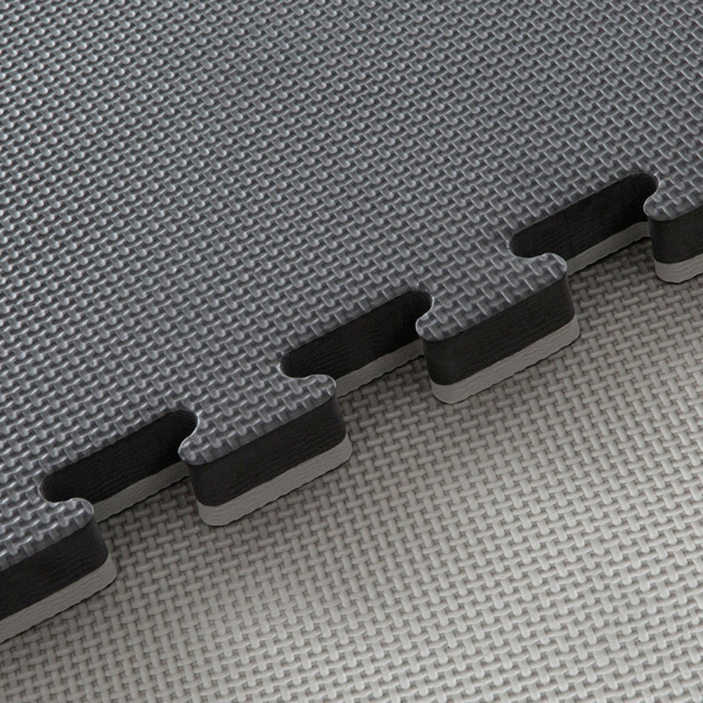 สีดำและสีเทา