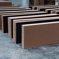 Nouvelle coussinets de refroidissement en papier kraft alvéolé de haute qualité pour poules pondeuses, créant un environnement sain avec une durée de vie de 5 à 6 ans