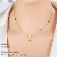 Collier ajustable en acier inoxydable plaqué or, résistant aux rayures et inaltérable, avec pendentif fleur, idéal comme cadeau pour femme