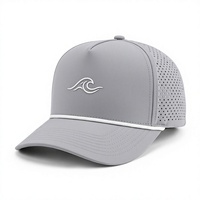 Gorra de golf gris personalizada de 5 paneles con cuerda, orificios de ventilación cortados con láser, logo impreso en silicona ondulada, visera curva estructurada, venta al por mayor