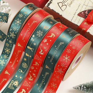 Cinta de Raso Navideña LINGKAI con Estampado de Copos de Nieve Rojos y Verdes y Renos en Dorado para Envolver Regalos de Navidad - Product Image 1