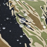 Tissu camouflage rayé foncé en nylon 500D enduit PU 226GSM imperméable pour sacs et équipements de plein air
