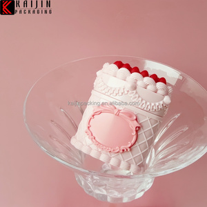 กระปุกใส่ลิปบาล์มรูปเค้กและตลับลิปสติกพร้อมกระจกและแปรง ดีไซน์น่ารักแบบกำหนดเองได้ บรรจุภัณฑ์พกพาสุดหรูสำหรับเป็นของขวัญสำหรับสาวๆ - Product Image 4