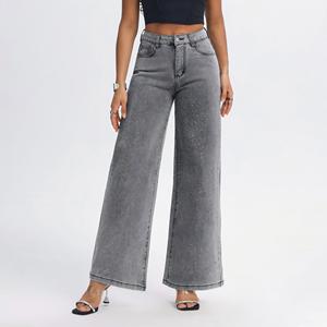 Jeans da lavoro a gamba larga e vestibilità comoda per la primavera con design in strass in rilievo. - Product Image 1