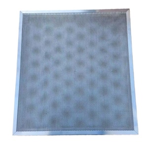 Le design perforé du filtre <span class=keywords><strong>à</strong></span> graisse en acier inoxydable dans les cuisines professionnelles japonaises permet <span class=keywords><strong>à</strong></span> la <span class=keywords><strong>hotte</strong></span> aspirante <span class=keywords><strong>de</strong></span> recevoir un flux d'air. - Product Image 4