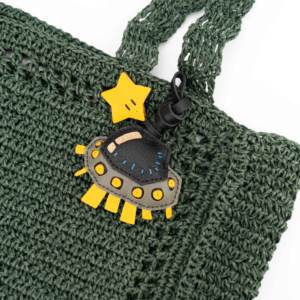 Porte-clés futuriste en cuir en forme de soucoupe volante avec détails étoilés - Product Image 2