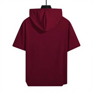Camiseta con Capucha de Manga Corta para Hombre, Color Granate Sólido, Corte Holgado, Estilo Casual Tejido con Logotipo Estampado en la Parte Delantera - Product Image 2