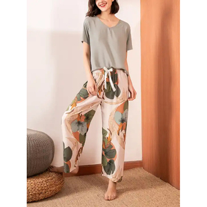 Set Pigiama Donna in Seta-Poliestere Tinto in Capo, Scollo a V, Maniche Corte, Lunghezza al Ginocchio, Asciugatura Rapida, Traspirante, per la Notte - Campione Gratuito - Product Image 1