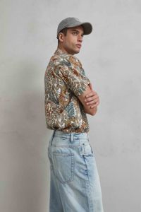 Camicia Estiva da Uomo Stile Hawaiano a Maniche Corte - Stampa Floreale Bicolore Blu e Bianco con Colletto Cubano - Product Image 3