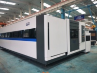 Hochleistungs-Geschlossene 3015 CNC-Faserlaserschneidemaschine für Stahl- und Aluminiummetallplatten-Schneiden mit 12000 Watt