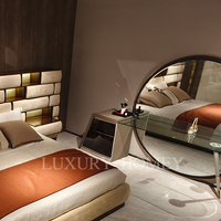 Table de toilette en bois clair de luxe avec miroir lumineux et tiroirs de rangement pour la chambre à coucher