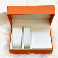 Boîte à montre rectangulaire en PU à rabat avec logo personnalisé du fabricant pour un ensemble de bijoux de couple avec collier, bague, boucles d'oreilles, boîte de rangement