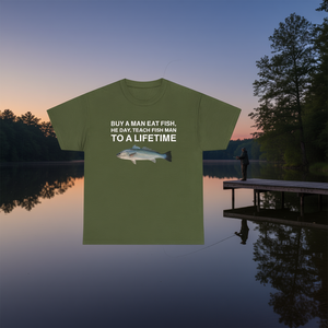 Camiseta divertida con meme: Compra una camiseta irónica y sarcástica con la frase 'Compre un hombre, coma pescado, haga que el hombre le enseñe al pez a ser un hombre de por vida'. - Product Image 3