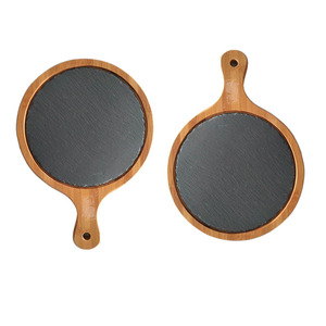 Outil de cuisine multifonctionnel <span class=keywords><strong>Plateau</strong></span> à pizza <span class=keywords><strong>en</strong></span> bois <span class=keywords><strong>avec</strong></span> planche à fromage circulaire Paire de <span class=keywords><strong>poignées</strong></span> <span class=keywords><strong>en</strong></span> <span class=keywords><strong>ardoise</strong></span> Technique gravée - Product Image 2