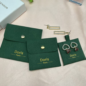 Bolsa de Joyería de Microfibra Verde JUNE con Logotipo Personalizado en Hot Stamping, Bolsa de Regalo con Botón Dorado y Almohadilla Interior - Product Image 4