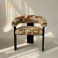 Chaise de salle à manger moderne de luxe, tissu matelassé gris clair, structure en bois massif, design unique et irrégulier, mobilier de maison blanc