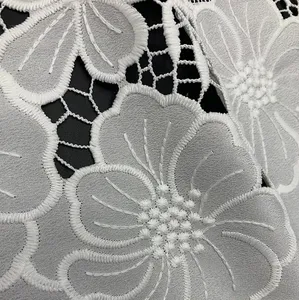 Vente en gros de tissus de broderie en velours découpés au laser en polyester à motifs floraux pour vêtement