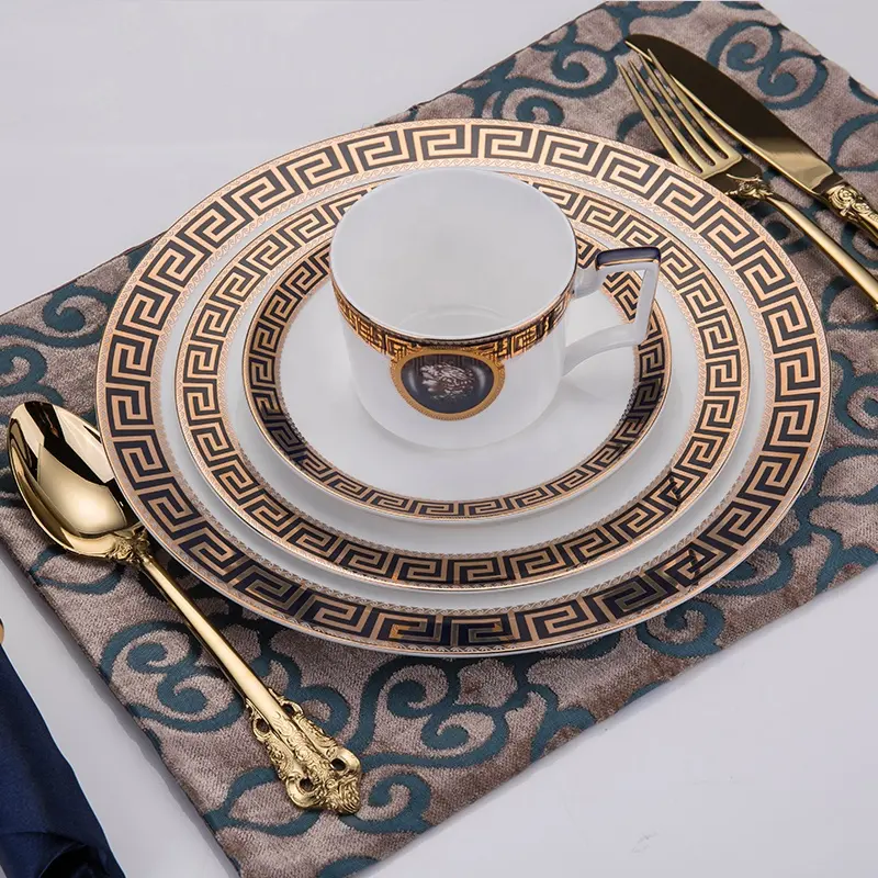 Groothandel Bone China Dinerset Europese Elegante Keramische Arabische Koffiekopjes Schotelplaat Luxe Gouden Servies Kit Voor Banket