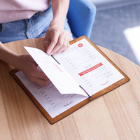 Protège-menu rétro pliable en similicuir avec logo couleur personnalisé estampé or et bande élastique pour sécuriser le porte-menu à feuilles mobiles