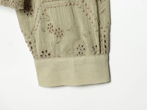 Chemisier en coton brodé à œillets pour femme, collection Printemps 2026 - Coupe décontractée, style vintage et décontracté, OEM par usine de vêtements chinoise - Product Image 5