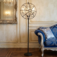 Lampe sur pied en laiton antique poli, lourde et ornée, de style classique européen, avec détails en cristal