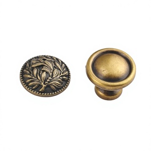 Boutons de meuble ronds traditionnels en laiton avec motif floral pour armoire et tiroir, faits à la main, durables, ensemble de boutons vintage, accessoires pour la maison - Product Image 1