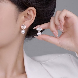 Pendientes de Botón de Cobre con Incrustaciones de Diamantes Simples, Perla de Imitación Chapada en Oro, Diseño de Nicho Elegante y Moderno de Lujo Ligero para Mujer - Product Image 3