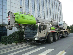 Grue à flèche sur camion ZTC1300A863 à cinq essieux et 8 sections, flèche principale de 85 mètres, neuve de la marque Zoomlion - Product Image 4