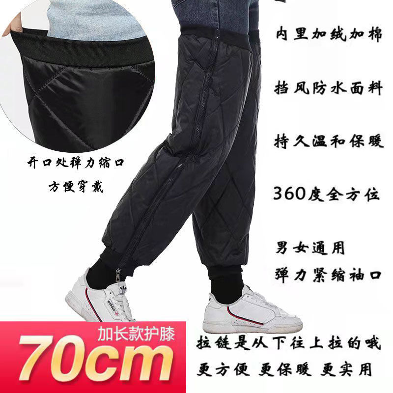 Une paire de bouteilles noires aux extrémités effilées et de longueur allongée (70 cm).