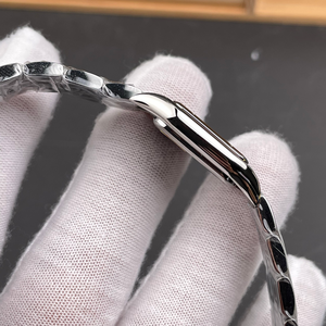 Montre-bracelet carrée rétro, avec des chiffres romains classiques, idéale pour les occasions professionnelles et décontractées. - Product Image 4