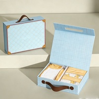 Emballages rigides personnalisés avec logo en relief biodégradable, style rétro, pour vêtements de bébé, boîtes cadeaux avec poignée en cuir