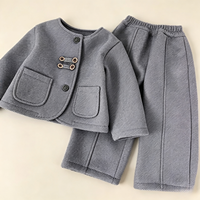 Trendige Kinder-Rundhalsjacke mit Knöpfen und locker sitzende Hose im Set – Großhandel für Frühling, Herbst, Schulausflüge und Alltagskleidung