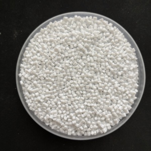 Bouteilles PET Granules en plastique Matière première Résine PET 084 Iv pour bouteille d'eau - Product Image 1