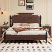 Lit double vintage français du milieu du siècle en bois de frêne avec cadre à poteaux, tête de lit festonnée ornée et pieds à tiges, vente en gros