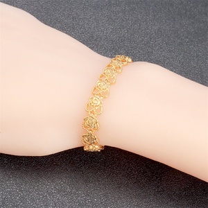 Pulsera de Corazón y Flor Chapada en Oro de 24K, Diseño de Calidad, Brazalete con Dijes de Moda para Mujer, Joyería Personalizada - Product Image 3
