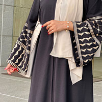 Robe longue élégante avec broderie blanc et noir de Dubaï Robe Abaya avec poche pour femmes Robe Kimono à la mode Robe Moyen-Orient Femme