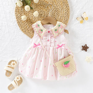 Abito Estivo Senza Maniche a Righe Verticali Rosa con Colletto Ricamato a Fragole per Bambini con Borsa a Forma di <span class=keywords><strong>Fragola</strong></span> - Product Image 5