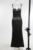 Robe longue noire sans manches à fines bretelles avec empiècements en dentelle, fente avant et découpes, coupe ajustée pour femme, idéale pour les soirées et les galas