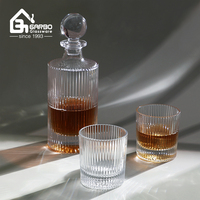 Decantador de whisky de cristal con diseño de rayas de la línea Fashion, juego de 3 vasos de whisky de alta calidad, decantador y vaso para whisky.