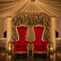 Trônes de roi et de reine en or massif sculpté, revêtement en velours rouge, pour extérieur, villa, cérémonie de mariage, scène, salle de banquet