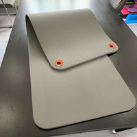 Bon prix, vente en gros de tapis de Pilates avec sangle, tapis de yoga noir NBR d'épaisseur personnalisé de haute qualité avec oeillets