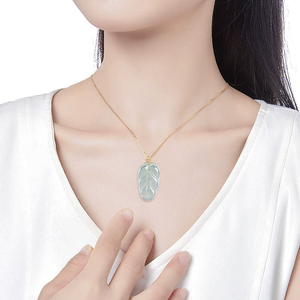 จี้หยกพม่าธรรมชาติทรงใบไม้ พร้อมตัวล็อกทองคำ 18K และจี้หยกเจไดต์เกรดไอซ์สำหรับผู้หญิง - Product Image 1