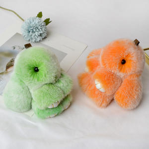 Venta al por mayor Frost-color Rex piel de conejo de peluche llaveros lindo conejito adornos bolsa accesorios y muñecas - Product Image 1