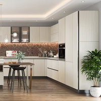 Meubles de cuisine modernes en bois massif blanc laqué avec crédence, portes en MDF et plan de travail en stratifié marbre de luxe