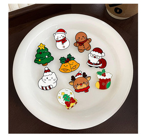Broche <span class=keywords><strong>de</strong></span> Papá Noel <span class=keywords><strong>de</strong></span> estilo japonés, nuevo modelo <span class=keywords><strong>de</strong></span> dibujos animados, Serie <span class=keywords><strong>de</strong></span> calcetines <span class=keywords><strong>de</strong></span> muñeco <span class=keywords><strong>de</strong></span> nieve, bonito regalo <span class=keywords><strong>de</strong></span> Navidad, insignia, accesorio, artesanía esmaltada <span class=keywords><strong>de</strong></span> Metal - Product Image 5