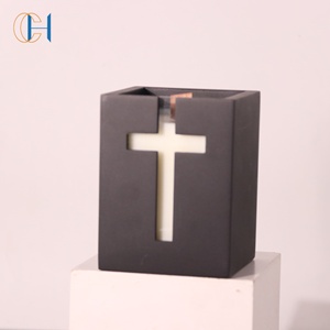 โถเทียนทรงเหลี่ยมพร้อมไม้กางเขนทำจากซีเมนต์สีดำสีขาวมีเอกลักษณ์สไตล์นักบุญ - Product Image 1