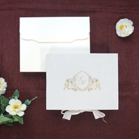 Boîte de luxe en velours rigide pour invitation de mariage en acrylique avec motif château aquarelle et enveloppe artistique pour cérémonies et événements de mariage